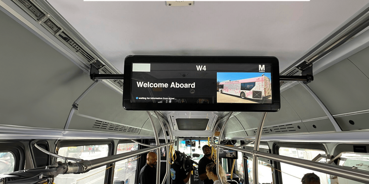 Monitores y pantallas táctiles para uso en vehículos